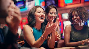 Pengguna menikmati pertandingan sepak bola dan casino online dengan panduan FAQ
